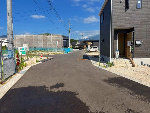 ■□米子市尾高新築分譲住宅1号棟□■の前面道路含む現地写真|前面道路幅員約6.0ｍとなります。