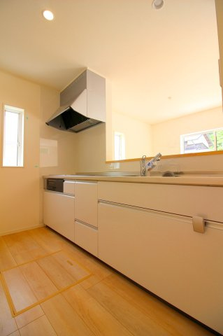 ■□米子市尾高新築分譲住宅1号棟□■のキッチン|同仕様写真≫
大容量収納可能なシステムキッチンになります。背面にがカップボード等も設置できる広さがあります。