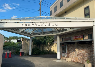 【外観】 | ＨＯＴＥＬ 津久井レイクビュー | 土地の形が極端に長細かったり、狭小地、あるいは道路との高低差がある傾斜地だった場合、後々売ろうとしても買い手がつかない場合もあります。後々、売却することになった時に価値の下がらない土地を選びましょう。