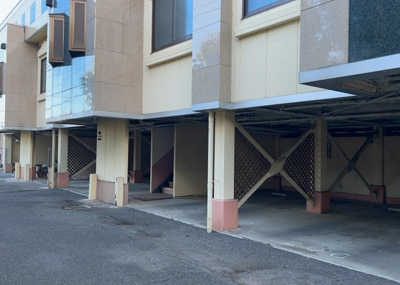 【外観】 | ＨＯＴＥＬ 津久井レイクビュー | 家を建てる場合、方位は要チェックです。現実的に日当たりのよい家ならばリビングは南側、建築基準法でも北側に当たる家への配慮は求められています。土地を見学に行く際は、方位磁針を持って行くようにしましょう。