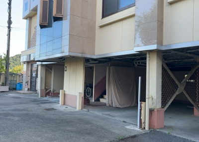 【外観】 | ＨＯＴＥＬ 津久井レイクビュー | 土地を買う際、住む地域の自治体や福祉の補助制度にも注目してみましょう。子供や老人の医療補助やゴミ出しのルールなど、自治体によってルールに大きな違いがあるため、暮らしやすい土地で判断するとよいでしょう。