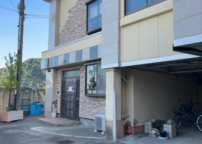 【外観】 | ＨＯＴＥＬ 津久井レイクビュー | 土地の前の道路に消火栓が設置されていることがあります。この場合、道路交通法第45条第1項により、駐車禁止の場所が指定されています。そのため、車庫などの駐車スペースをつくることができない場合があります。