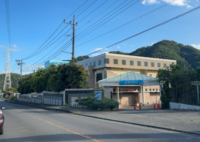 【外観】 | ＨＯＴＥＬ 津久井レイクビュー | 現地に行くなら、物件の周囲の地形がどうなっているかを見ることも大切です。周辺より低くなっている土地では、大雨などで水が集まりやすいため、地盤が弱くなっているということも考えられるため、注意が必要です。