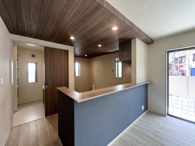 玄関収納・パントリー・ウォークイン！さらに小屋裏収納☆この収納力は文句ナシ！ってコトは、その分お部屋が広く使えるのが一番のメリット！こうした積み重ねが人生を変える！それが、【鶴見区馬場１丁目】新築戸建のキッチン|お料理しやすいキッチンです