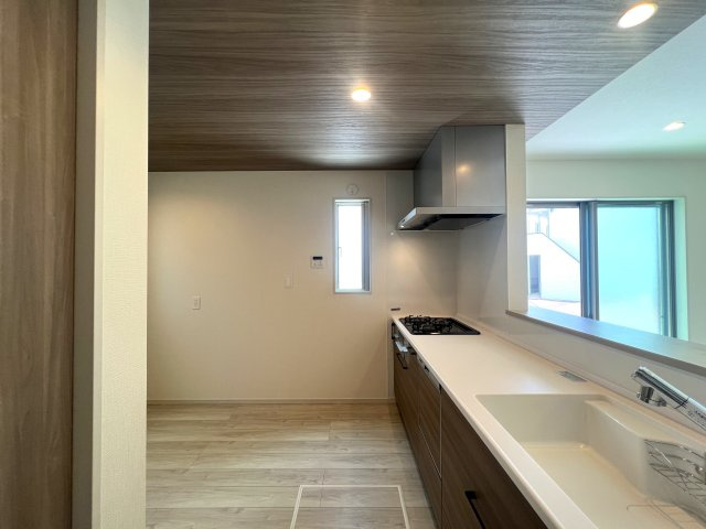 玄関収納・パントリー・ウォークイン！さらに小屋裏収納☆この収納力は文句ナシ！ってコトは、その分お部屋が広く使えるのが一番のメリット！こうした積み重ねが人生を変える！それが、【鶴見区馬場１丁目】新築戸建のキッチン|キッチンです