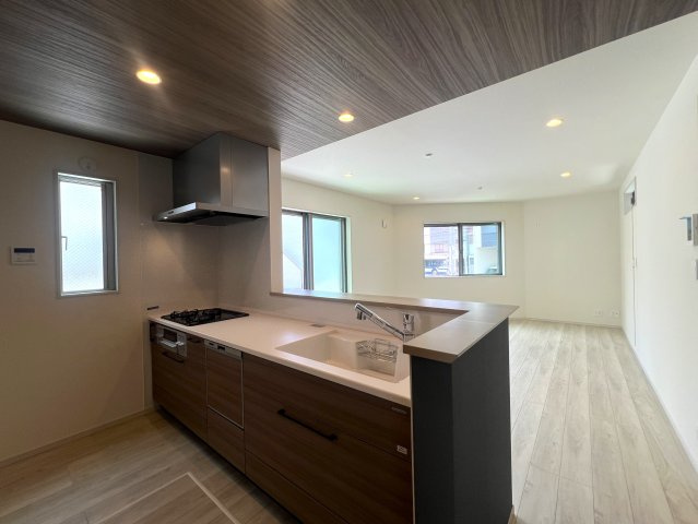 玄関収納・パントリー・ウォークイン！さらに小屋裏収納☆この収納力は文句ナシ！ってコトは、その分お部屋が広く使えるのが一番のメリット！こうした積み重ねが人生を変える！それが、【鶴見区馬場１丁目】新築戸建のキッチン|お料理しやすいキッチンです