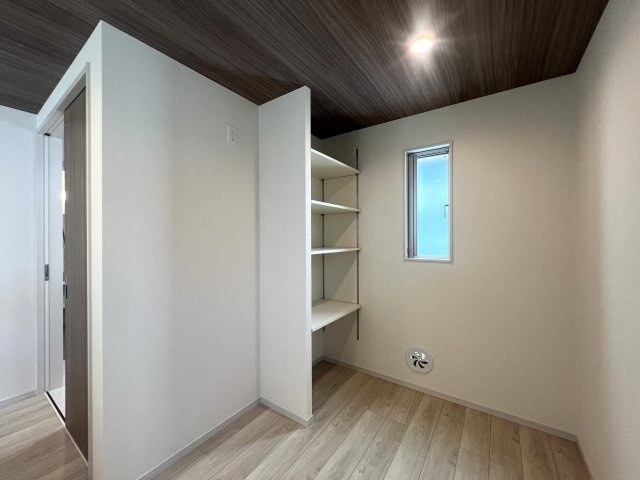 玄関収納・パントリー・ウォークイン！さらに小屋裏収納☆この収納力は文句ナシ！ってコトは、その分お部屋が広く使えるのが一番のメリット！こうした積み重ねが人生を変える！それが、【鶴見区馬場１丁目】新築戸建のキッチン|使いやすいキッチンです
