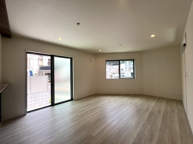玄関収納・パントリー・ウォークイン！さらに小屋裏収納☆この収納力は文句ナシ！ってコトは、その分お部屋が広く使えるのが一番のメリット！こうした積み重ねが人生を変える！それが、【鶴見区馬場１丁目】新築戸建の居間・リビング|リビングです