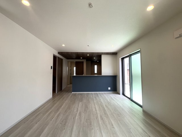 玄関収納・パントリー・ウォークイン！さらに小屋裏収納☆この収納力は文句ナシ！ってコトは、その分お部屋が広く使えるのが一番のメリット！こうした積み重ねが人生を変える！それが、【鶴見区馬場１丁目】新築戸建の居間・リビング|ゆったり過ごせる居間です