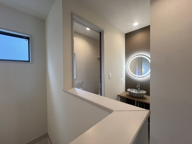 玄関収納・パントリー・ウォークイン！さらに小屋裏収納☆この収納力は文句ナシ！ってコトは、その分お部屋が広く使えるのが一番のメリット！こうした積み重ねが人生を変える！それが、【鶴見区馬場１丁目】新築戸建の内装|内装は落ち着いています