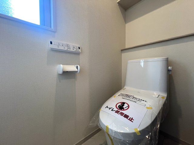玄関収納・パントリー・ウォークイン！さらに小屋裏収納☆この収納力は文句ナシ！ってコトは、その分お部屋が広く使えるのが一番のメリット！こうした積み重ねが人生を変える！それが、【鶴見区馬場１丁目】新築戸建のトイレ|落ち着いたトイレです