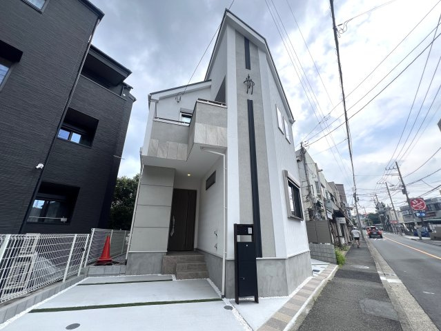 玄関収納・パントリー・ウォークイン！さらに小屋裏収納☆この収納力は文句ナシ！ってコトは、その分お部屋が広く使えるのが一番のメリット！こうした積み重ねが人生を変える！それが、【鶴見区馬場１丁目】新築戸建