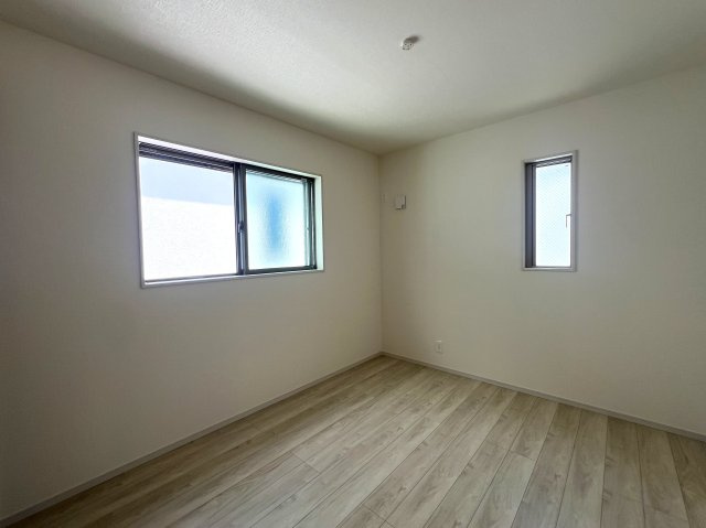 玄関収納・パントリー・ウォークイン！さらに小屋裏収納☆この収納力は文句ナシ！ってコトは、その分お部屋が広く使えるのが一番のメリット！こうした積み重ねが人生を変える！それが、【鶴見区馬場１丁目】新築戸建の洋室|明るい洋室です