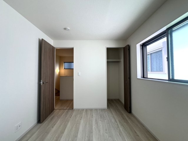 玄関収納・パントリー・ウォークイン！さらに小屋裏収納☆この収納力は文句ナシ！ってコトは、その分お部屋が広く使えるのが一番のメリット！こうした積み重ねが人生を変える！それが、【鶴見区馬場１丁目】新築戸建の洋室|個人の部屋や寝室として使える洋室です