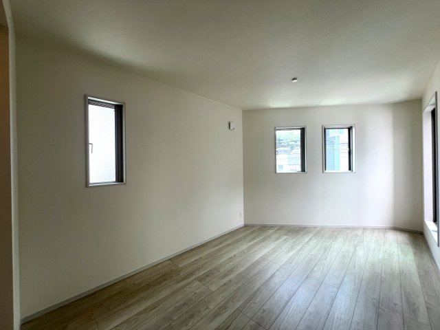 玄関収納・パントリー・ウォークイン！さらに小屋裏収納☆この収納力は文句ナシ！ってコトは、その分お部屋が広く使えるのが一番のメリット！こうした積み重ねが人生を変える！それが、【鶴見区馬場１丁目】新築戸建の洋室|広々とした洋室です