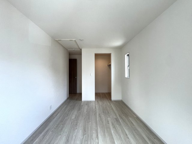 玄関収納・パントリー・ウォークイン！さらに小屋裏収納☆この収納力は文句ナシ！ってコトは、その分お部屋が広く使えるのが一番のメリット！こうした積み重ねが人生を変える！それが、【鶴見区馬場１丁目】新築戸建の洋室|広々とした洋室です