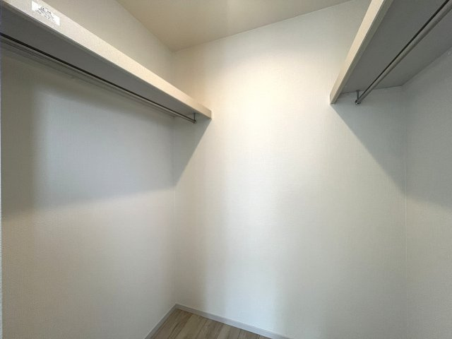 玄関収納・パントリー・ウォークイン！さらに小屋裏収納☆この収納力は文句ナシ！ってコトは、その分お部屋が広く使えるのが一番のメリット！こうした積み重ねが人生を変える！それが、【鶴見区馬場１丁目】新築戸建の収納