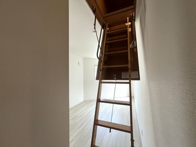 玄関収納・パントリー・ウォークイン！さらに小屋裏収納☆この収納力は文句ナシ！ってコトは、その分お部屋が広く使えるのが一番のメリット！こうした積み重ねが人生を変える！それが、【鶴見区馬場１丁目】新築戸建の内装|内装も気になるポイント