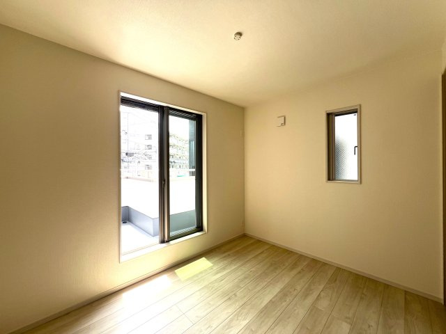 玄関収納・パントリー・ウォークイン！さらに小屋裏収納☆この収納力は文句ナシ！ってコトは、その分お部屋が広く使えるのが一番のメリット！こうした積み重ねが人生を変える！それが、【鶴見区馬場１丁目】新築戸建の洋室|きれいな洋室です