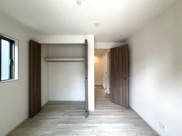 玄関収納・パントリー・ウォークイン！さらに小屋裏収納☆この収納力は文句ナシ！ってコトは、その分お部屋が広く使えるのが一番のメリット！こうした積み重ねが人生を変える！それが、【鶴見区馬場１丁目】新築戸建の洋室|使い勝手のいい洋室です