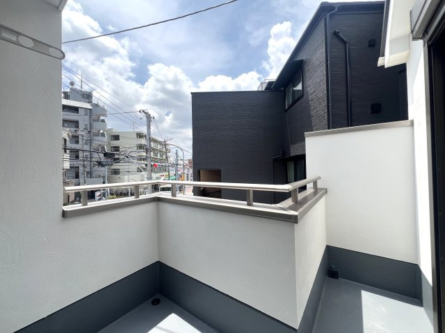 玄関収納・パントリー・ウォークイン！さらに小屋裏収納☆この収納力は文句ナシ！ってコトは、その分お部屋が広く使えるのが一番のメリット！こうした積み重ねが人生を変える！それが、【鶴見区馬場１丁目】新築戸建のバルコニー|お洗濯にも便利なバルコニー付き