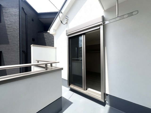 玄関収納・パントリー・ウォークイン！さらに小屋裏収納☆この収納力は文句ナシ！ってコトは、その分お部屋が広く使えるのが一番のメリット！こうした積み重ねが人生を変える！それが、【鶴見区馬場１丁目】新築戸建のバルコニー|バルコニーがあります