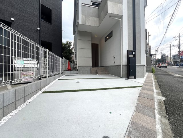 玄関収納・パントリー・ウォークイン！さらに小屋裏収納☆この収納力は文句ナシ！ってコトは、その分お部屋が広く使えるのが一番のメリット！こうした積み重ねが人生を変える！それが、【鶴見区馬場１丁目】新築戸建の駐車場|カースペースがあります