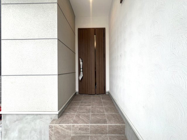 玄関収納・パントリー・ウォークイン！さらに小屋裏収納☆この収納力は文句ナシ！ってコトは、その分お部屋が広く使えるのが一番のメリット！こうした積み重ねが人生を変える！それが、【鶴見区馬場１丁目】新築戸建の玄関|シンプルで使いやすい玄関です