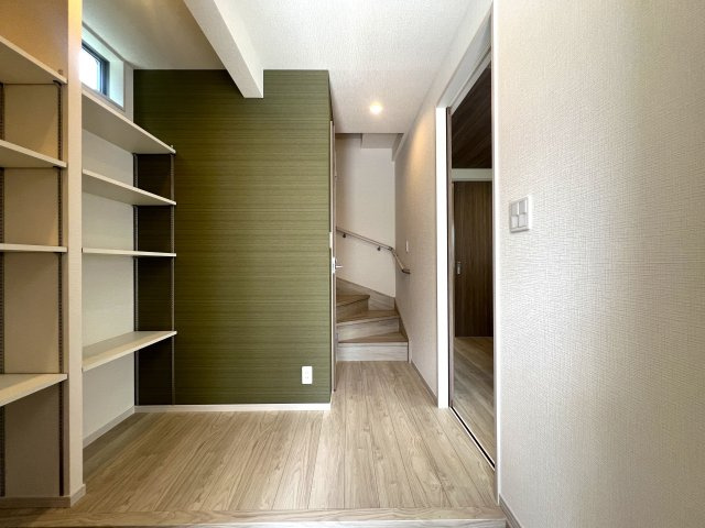 玄関収納・パントリー・ウォークイン！さらに小屋裏収納☆この収納力は文句ナシ！ってコトは、その分お部屋が広く使えるのが一番のメリット！こうした積み重ねが人生を変える！それが、【鶴見区馬場１丁目】新築戸建の玄関|毎日通る玄関はこちらです