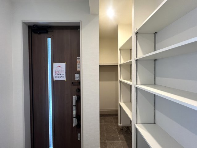 玄関収納・パントリー・ウォークイン！さらに小屋裏収納☆この収納力は文句ナシ！ってコトは、その分お部屋が広く使えるのが一番のメリット！こうした積み重ねが人生を変える！それが、【鶴見区馬場１丁目】新築戸建の玄関|玄関です