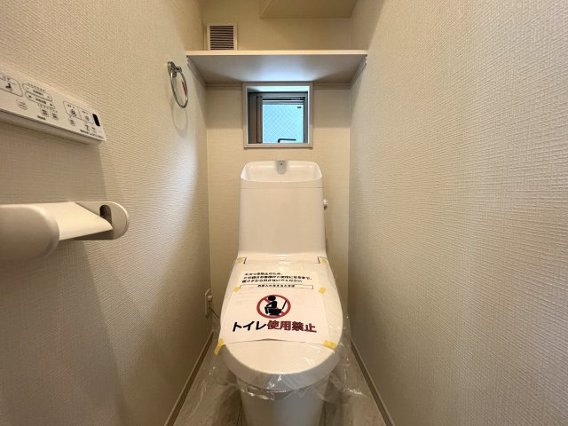 玄関収納・パントリー・ウォークイン！さらに小屋裏収納☆この収納力は文句ナシ！ってコトは、その分お部屋が広く使えるのが一番のメリット！こうした積み重ねが人生を変える！それが、【鶴見区馬場１丁目】新築戸建のトイレ|落ち着いた色調のトイレです