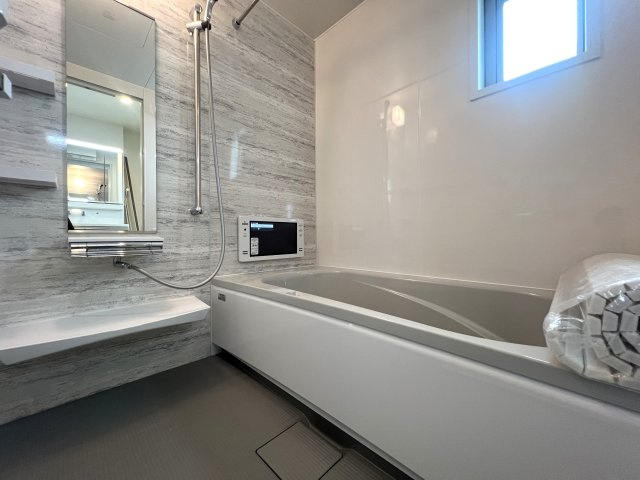 玄関収納・パントリー・ウォークイン！さらに小屋裏収納☆この収納力は文句ナシ！ってコトは、その分お部屋が広く使えるのが一番のメリット！こうした積み重ねが人生を変える！それが、【鶴見区馬場１丁目】新築戸建の浴室|日々の疲れを癒すお風呂付です