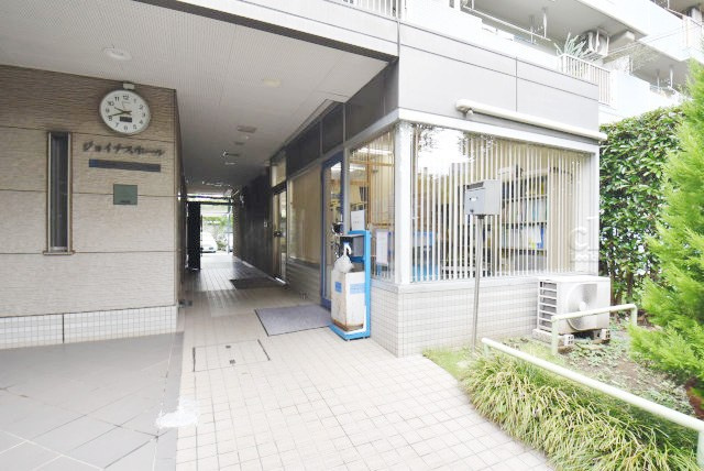【エントランス】 | 越中島3丁目ハイツ1号棟 | お客様を、そして住人を出迎えてくれるマンションのエントランス。ゴミが落ちていないことからも、管理状態の良さや住民の節度の高さが見て取れます。～即日のご見学可能～　お問合せはお気軽にどうぞ。
