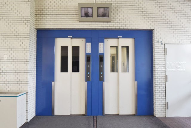 【設備】 | 越中島3丁目ハイツ1号棟 | 無いと困ってしまう設備の筆頭がエレベーター。定期的なメンテナンスが必要な大型機械です。よく整備されていることをご確認ください。～即日のご見学可能～　お問合せはお気軽にどうぞ。
