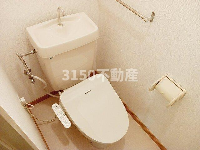 ファミーユＢのトイレ|落ち着いた色調のトイレです