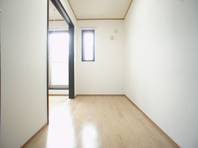 【洋室】 | ヴィクトワールさやか | お部屋がスッキリ！充実収納付きです♪