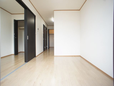 【居間・リビング】 | ヴィクトワールさやか | 快適に過ごせるエアコンが付いています♪
