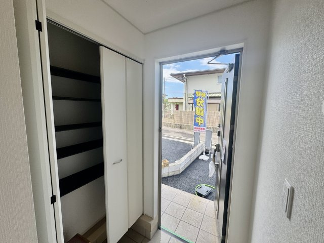 阪南市箱作第3　1号棟の収納|散らかりがちな靴をたっぷり収納できる玄関収納で、急な来客時も安心。
