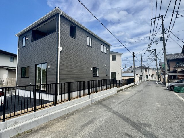 阪南市箱作第3　1号棟の前面道路含む現地写真|シンプルな外観で落ち着きのある１邸
