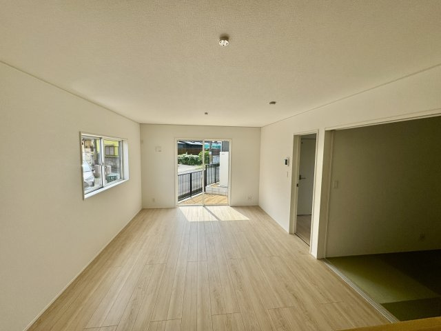 阪南市箱作第3　1号棟の居間・リビング|オール電化住宅。エコキュート付き。窓から差し込む豊かな光が、リビングをパッと明るく彩ります。