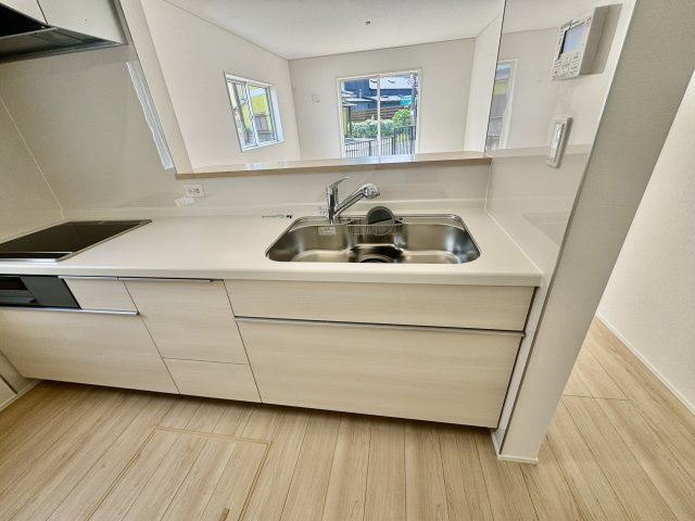 阪南市箱作第3　1号棟のキッチン|豊富な収納スペースと便利な浄水器を完備。対面式なので料理中もお子さまの様子を見守れる安心感があります