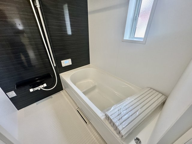 阪南市箱作第3　1号棟の浴室|足を伸ばせるワイドな浴槽が一日の疲れを解きほぐします。浴室乾燥機完備で、機能性も兼ね備えております。