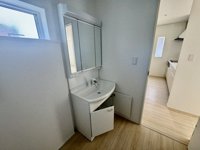 阪南市箱作第3　1号棟の独立洗面台|三面鏡の裏に隠された大型キャビネットが、出しっぱなしになりがちな小物をスマートに収納します。