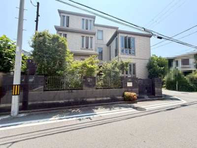 【前面道路含む現地写真】 | 大浜中町２丁　中古戸建 | 【９ＬＤＫのゆとりある間取り】テレワークのお仕事部屋、子供部屋等、ライフスタイルや家族構成に合わせて多目的にご使用いただけます♪