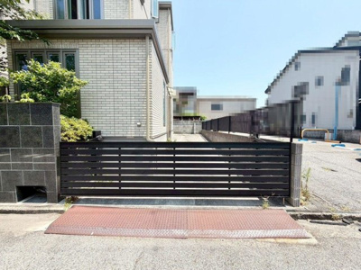 【駐車場】 | 大浜中町２丁　中古戸建 | 前面道路約５．９ｍ/約７．９ｍ！広々運転の苦手な方も安心ですね♪