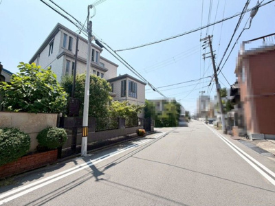 【前面道路含む現地写真】 | 大浜中町２丁　中古戸建 | 【南西・北西向きの角地！日当たり・通風良好】たっぷりの陽光に包まれる明るい住まいに気持ちも明るくなりますね！