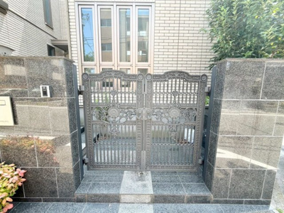 【玄関】 | 大浜中町２丁　中古戸建 | 食器洗浄乾燥機やビルトイン浄水器、ハンズフリー水栓、IHコンロの使いやすいシステムキッチンです♪使いやすいキッチンで毎日のお料理も楽しくできますね！