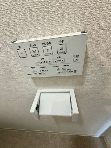 イトーピア鶴見の防犯設備|温水洗浄便座完備の洋式トイレ。手元で操作できる壁面リモコンで快適な使い心地。