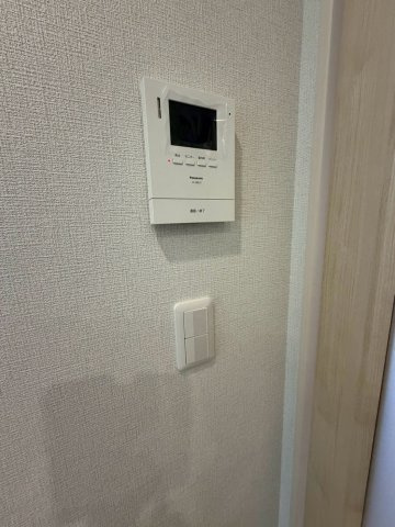 イトーピア鶴見の防犯設備|来客時に姿を確認できるモニタ付きインターホン。