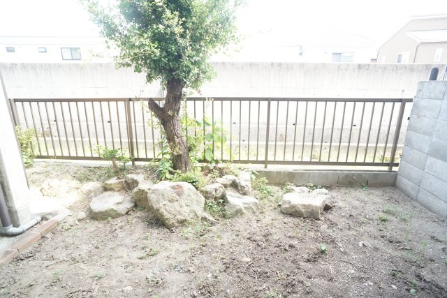売布東の町貸家の庭